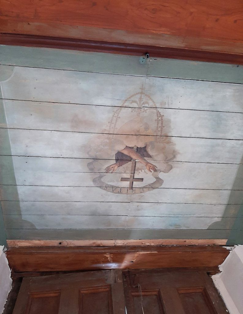 Balaustra e cassa dell'organo, dipinto sottostante la balaustra prima del restauro