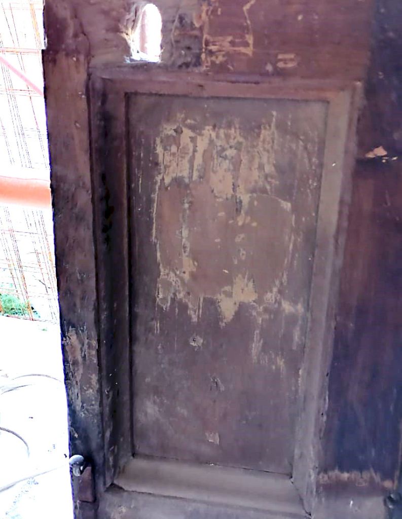 Durante le fasi di restauro (rimozione dei vecchi mordenti e stuccatura delle superfici)