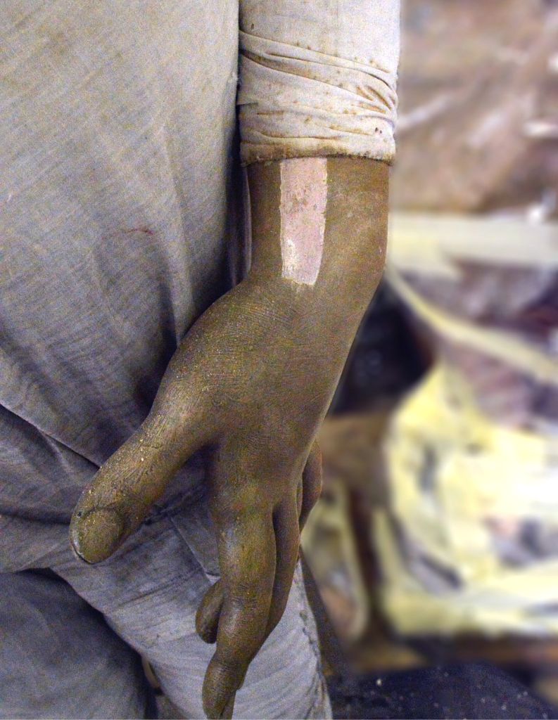 Statua lignea Madonna Addolorata, pulitura delle superfici dipinte mediante appositi solventi per rimuovere vecchie vernici e ridipinture sovrapposte nel corso del tempo.